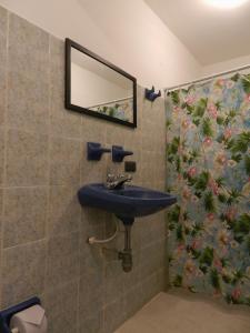 圣玛尔塔Casa San Sebastian的浴室设有水槽和墙上的镜子