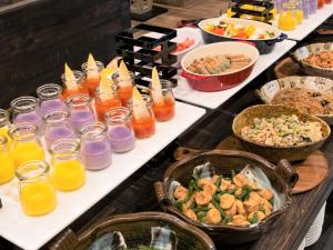 札幌Quintessa Hotel Sapporo Susukino的自助餐,包括多种不同的食物和饮料