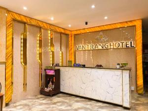 永隆Vân Trang Hotel的一间房间里带柜台的商店前