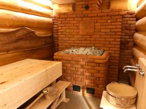 BurduguzPark Hotel Burduguz的小木屋内的浴室设有卫生间和浴缸。