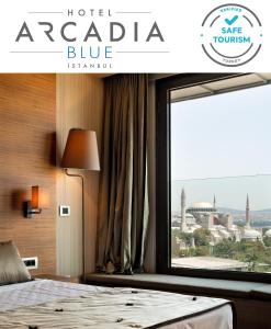 伊斯坦布尔伊斯坦布尔阿卡迪亚蓝酒店的一间卧室设有一张床和一个享有城市美景的窗户。