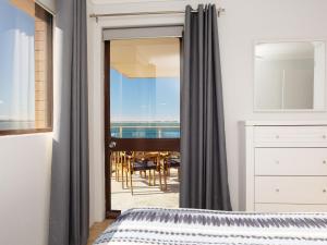 尼尔森湾Promenade, 12 8 Intrepid Cl - fantastic waterfront unit with air con and WiFi的卧室设有海景阳台。