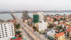 洞海Rose Hotel Quảng Bình的享有河流和建筑的城市空中景致