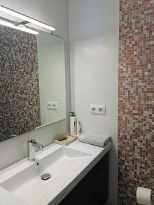 略夫雷加特河畔奥斯皮塔莱特Dos habitaciones dobles en apartamento confortable的浴室设有白色水槽和镜子