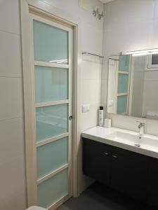 略夫雷加特河畔奥斯皮塔莱特Dos habitaciones dobles en apartamento confortable的一间带水槽和镜子的浴室