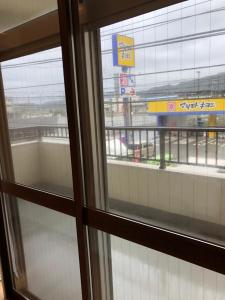 奄美Amami Weekly House Nico Nico Nazeko-ten的从商场的窗户欣赏美景