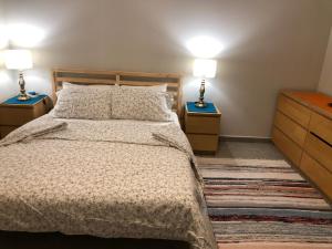阿卜杜勒国王经济城شقة ثلاث غرف ,للعائلات فقط ,Sunrise Sunset1的一间卧室配有一张带2个床头柜和2盏灯的床。