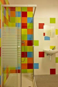 毕尔巴鄂毕尔巴鄂霹雳旅舍的色彩缤纷的浴室设有淋浴和盥洗盆