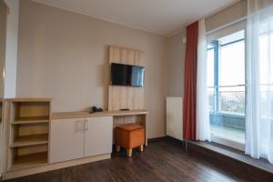岑平维金吉酒店的客房设有书桌、电视和窗户。