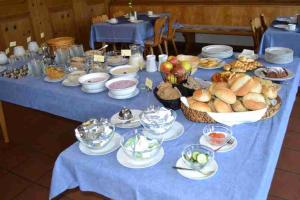 WeidenbachHotel Sammeth Bräu的一张桌子,上面有蓝色桌布,上面有食物