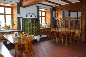 WeidenbachHotel Sammeth Bräu的用餐室配有木桌和椅子