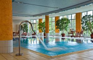 魏玛Congress Hotel Weimar by Mercure的一座带喷泉的游泳池