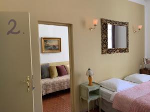 拉西约塔拉梅森德奥黛特住宿加早餐旅馆的卧室配有一张床,墙上设有镜子