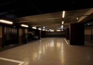 龙仁市李设计酒店的一个空的车库,里面停有一辆汽车