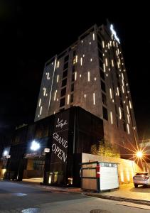 龙仁市李设计酒店的一座大建筑,晚上有标志