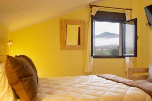 坎加斯-德奥尼斯卡瑟纳卡酒店的黄色的卧室设有床和窗户