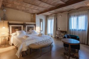 赫尔特Aura del Jerte的一间卧室配有一张大床和一张桌子