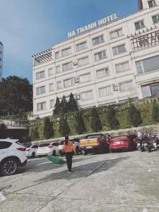 三岛县Hà Thành Tam Đảo HOTEL的一位妇女走进一家酒店