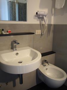 蒙特罗索阿尔马雷斯皮亚贾格酒店的一间带水槽的浴室和墙上的一部电话