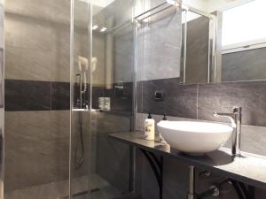 比萨阿菲塔卡马雷德尔佛酒店的一间带水槽和淋浴的浴室