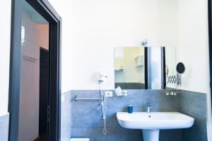 卡塔尼亚埃特纳套房旅馆的一间带水槽和镜子的浴室