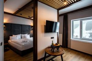 布克维Premium Club SPA的一间卧室设有一张床、一个窗口和一张桌子
