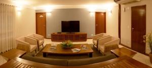 卡拉瓜塔图巴科斯塔北马萨瓜楚酒店的带沙发和电视的客厅