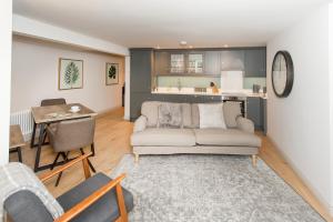 哈罗盖特The Burrow by Harrogate Serviced Apartments的客厅配有沙发和桌子