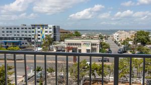 大洋城赤脚邮递员旅馆的阳台享有城市美景。