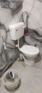 BharbhariaTanish Homestay的一间位于客房内的白色卫生间的浴室