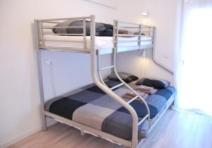 坎布里尔斯Apartamento en Cambrils Puerto,con Parking的带双层床的客房中的一张双层床