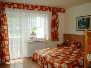 弗尔克马克特Gasthof-Pension Lamprecht的一间卧室设有一张床和一个大窗户