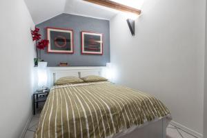 罗克布吕讷-卡普马丹,,La Chaumière d’Azur”的卧室配有一张床,墙上挂有两张照片