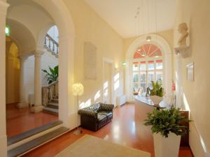 拉文纳Palazzo Galletti Abbiosi的客厅配有沙发和桌子