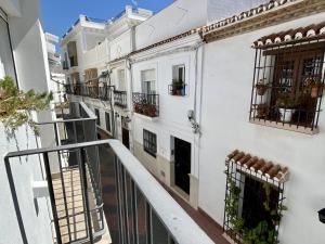 内尔哈Casa Animas Casasol Centro的公寓内的阳台拥有白色的墙壁和阳台。
