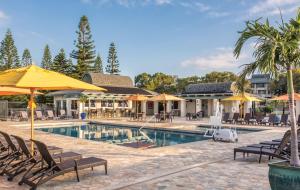 瓦克拉帕尼欧罗园林度假酒店的度假村的游泳池,配有椅子和遮阳伞