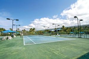 科纳霍鲁亚度假酒店的网球场,上面有网