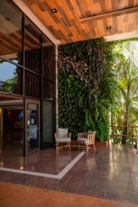伊瓜苏港圣乔治酒店的户外庭院设有椅子和绿色的墙壁