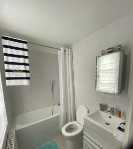 翁弗勒尔Chambre d’hôtes du Carré des Arts的白色的浴室设有卫生间和水槽。