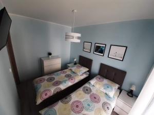米兹多洛杰Apartament Aniutka的卧室享有高空美景,配有两张床