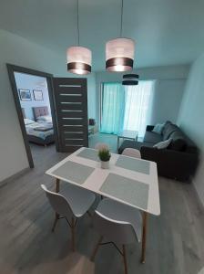 米兹多洛杰Apartament Aniutka的客厅配有桌椅和沙发