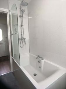 金洛赫兰诺赫Kinloch Rannoch Holiday Cottage的白色的浴室设有水槽和淋浴。