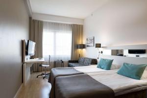 图尔库斯堪迪克朱莉娅酒店的酒店客房设有一张大床和一台电视。