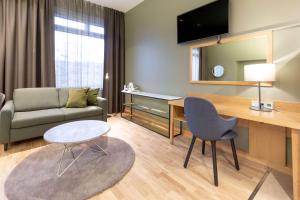 坦佩雷斯堪迪克坦佩雷城市酒店的客厅配有沙发和桌子