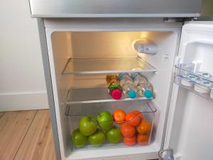 莱顿B&B Hart van Leiden的装满水果和蔬菜的开放式冰箱