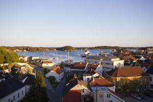 格里姆斯塔Clarion Collection Hotel Grimstad的海港小镇的空中景观