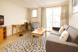 格里姆斯塔Clarion Collection Hotel Grimstad的客厅配有沙发和桌子