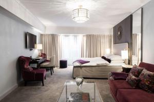 奥斯陆Grand Hotel Oslo的酒店客房设有床和客厅。