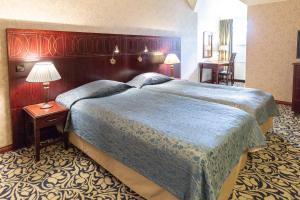 伊马特拉斯堪迪克伊马特拉州酒店的酒店客房设有一张大床和一张桌子。