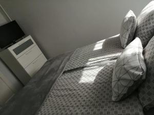 奥巴曹洛克Rózsa Vendégház的卧室内的一张带两个枕头的床